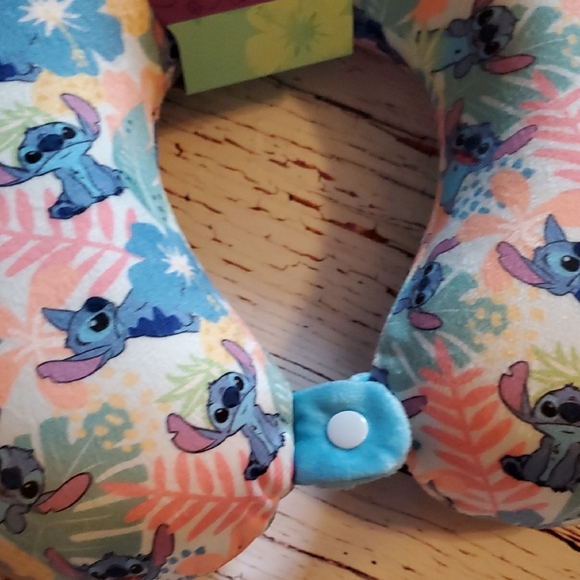 🆕️ CUTE DISNEY STITCH OR MINNIE MOUSE TRAVEL PILLOW 🥰 - Picture 5 of 10